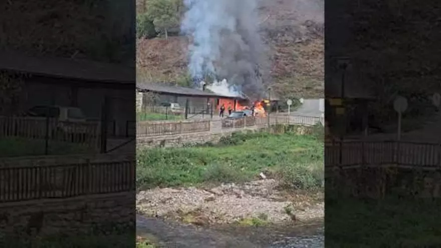 VÍDEO: Un incendio en Navelgas deja a tres vehículos en llamas