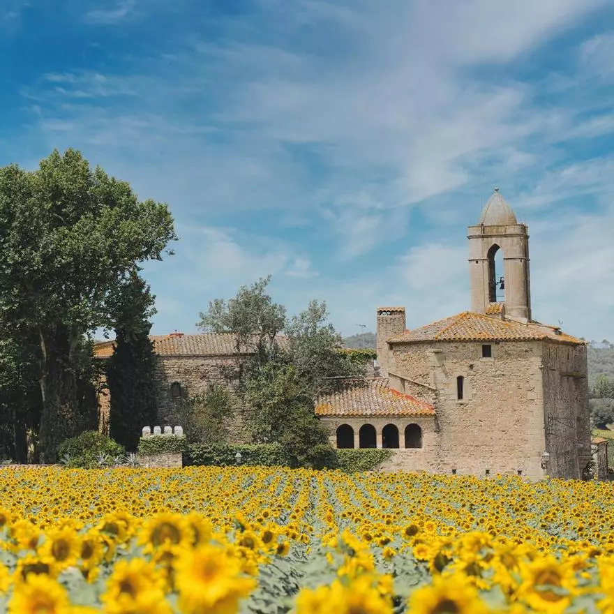 El refugio de Sergio Dalma es un pequeño pueblo del Baix Empordà