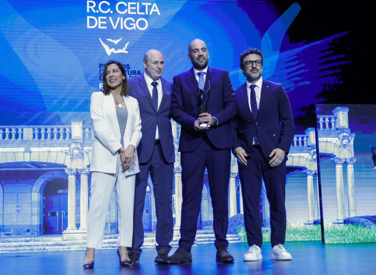 Los tres representantes del Celta, José Manuel Amoedo, Gael García y Carlos Cao, recogieron el premio.