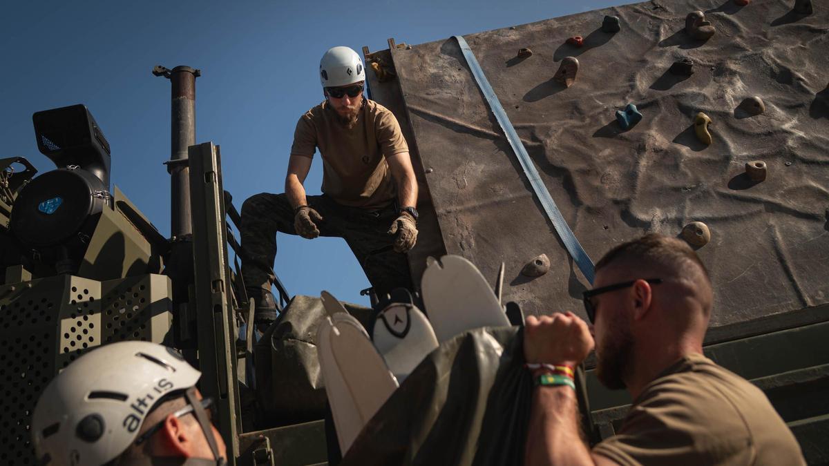 El Regimiento de Infantería de Zapadores de Montaña “Galicia 64” destinados en Jaca, en tareas de recogida.