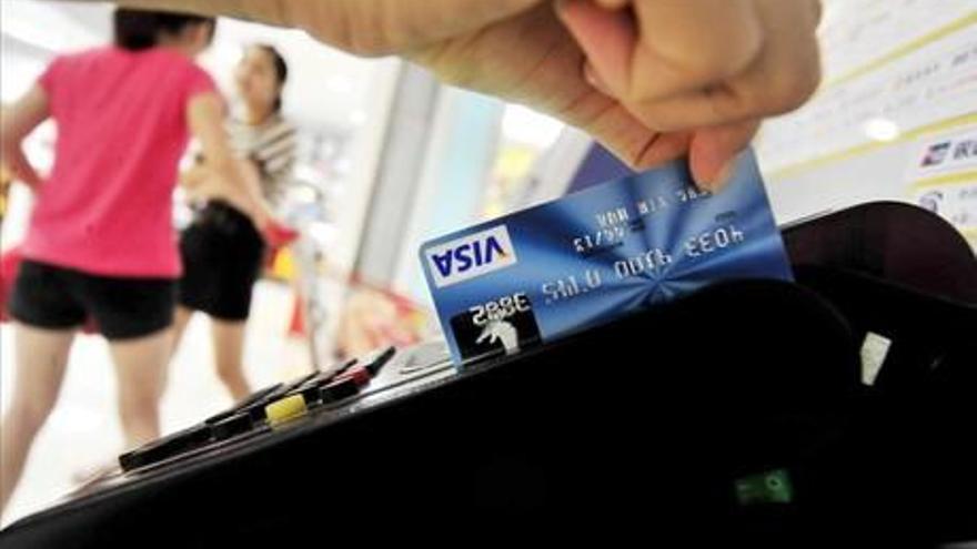 Los bancos y los clientes echan el freno en el crédito al consumo