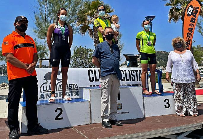 Las vencedoras en categoría femenina posan en el podio tras la entrega de trofeos.