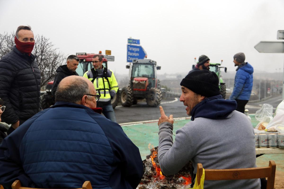 Agricultores cortan el acceso a la AP-2 en Lleida