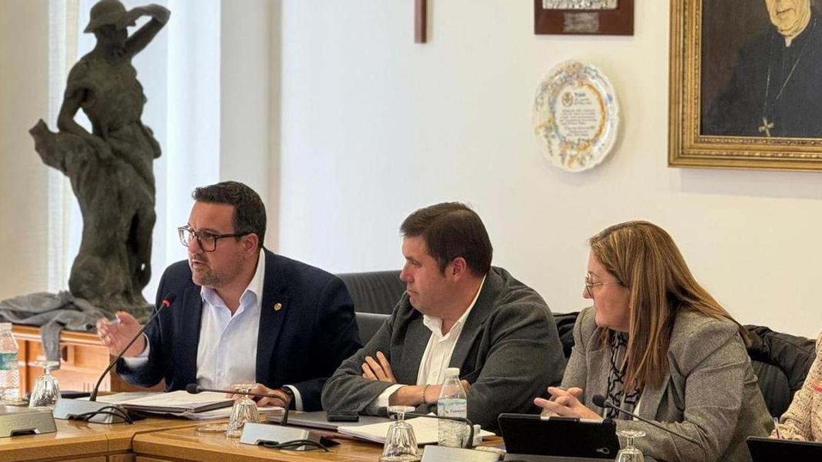El portaveu del PP a l'Ajuntament de Vila-real, Adrián Casabó, durant una de les seues intervencions a una sessió plenària de la corporació municipal.
