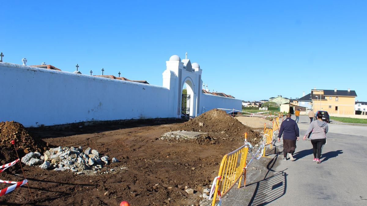 Obras de mejora en el entorno del cementerio de Tapia de Casariego. | T. Cascudo