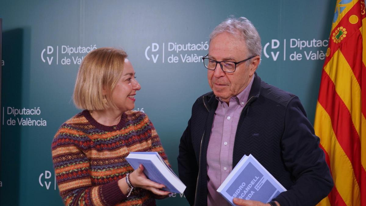 La vicepresidenta Natàlia Enguix amb Antonio laguna, autor de 'Isidro Escandell. El sembrador de ideas'