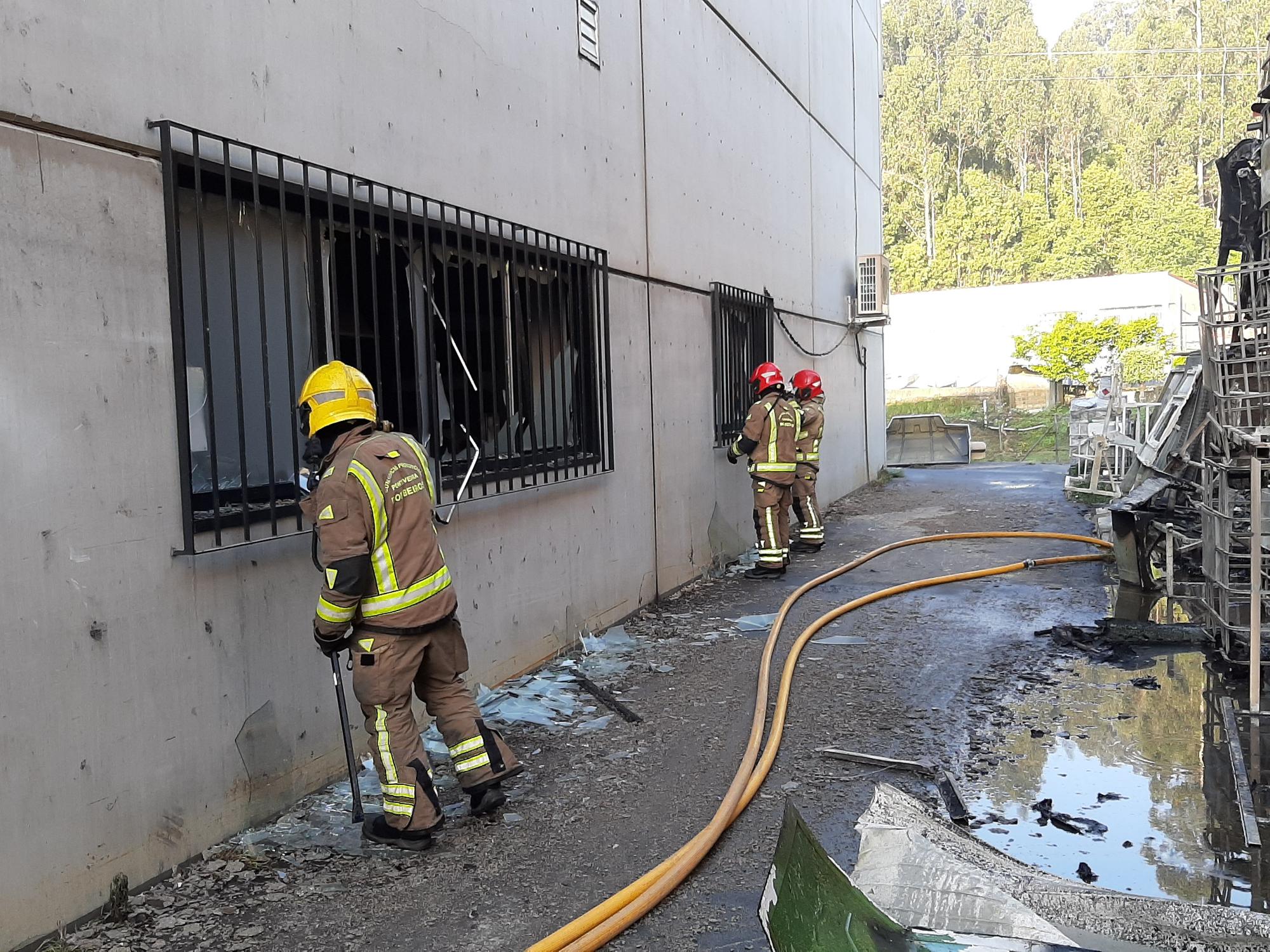 El incendio en una fábrica del polígono de Castiñeiras, en Bueu (II)