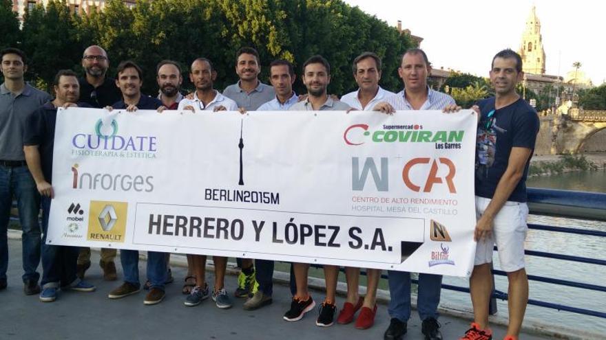 Varios de los integrantes del grupo de murcianos que participarán en el Maratón de Berlín.