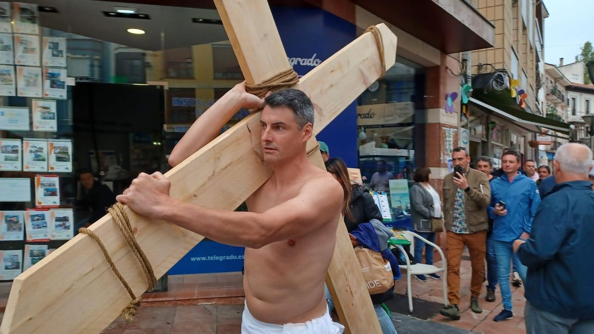 El hostelero "crucificado" de Grado: el "vía crucis" del dueño del Trastevere, en imágenes