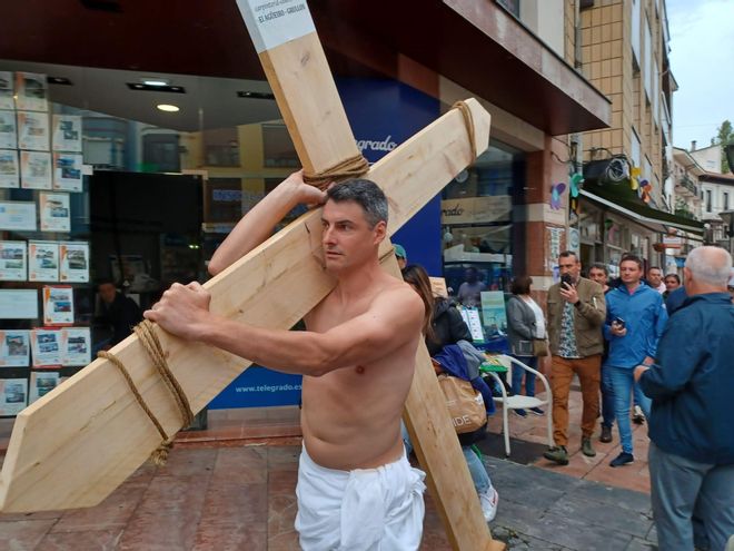 El hostelero "crucificado" de Grado: el "vía crucis" del dueño del Trastevere, en imágenes