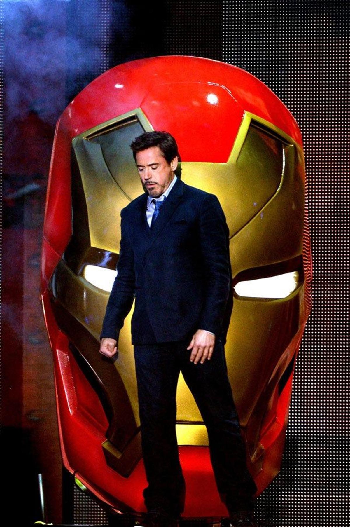 Robert Downey Jr. con la máscara de Iron Man por detrás sobre el escenario de los Kids' Choice Awards 2016.