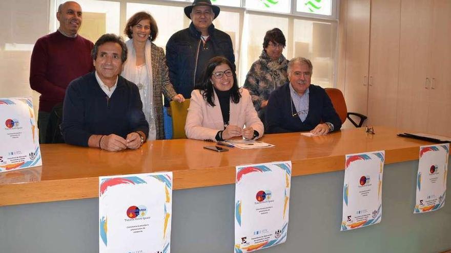 La concejala de Educación, en el centro, con docentes y responsables del programa durante la presentación.