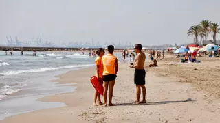Port Saplaya viu el seu quart dia de restriccions en la platja amb la confusió dels banyistes