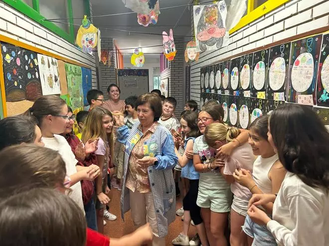 EN IMÁGENES: Despedida emocioante del alumnado Feli Fuego, tras 41 años como profesora de Religión en el Colegio Hermanos Arregui de Pola de Siero