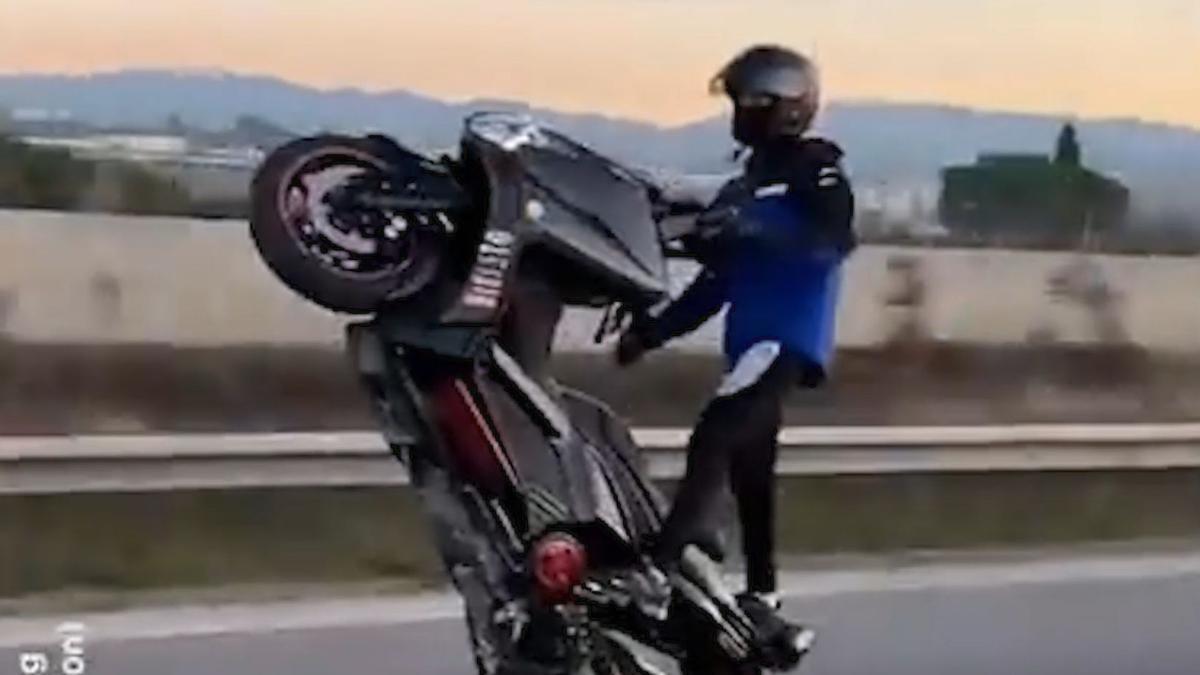 Participants d'una trobada de motos circulaven sense permís, fent cavallets i amb la matrícula oculta