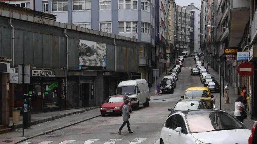 Una persona cruza frente al mercado de Santa Lucía. Víctor Echave