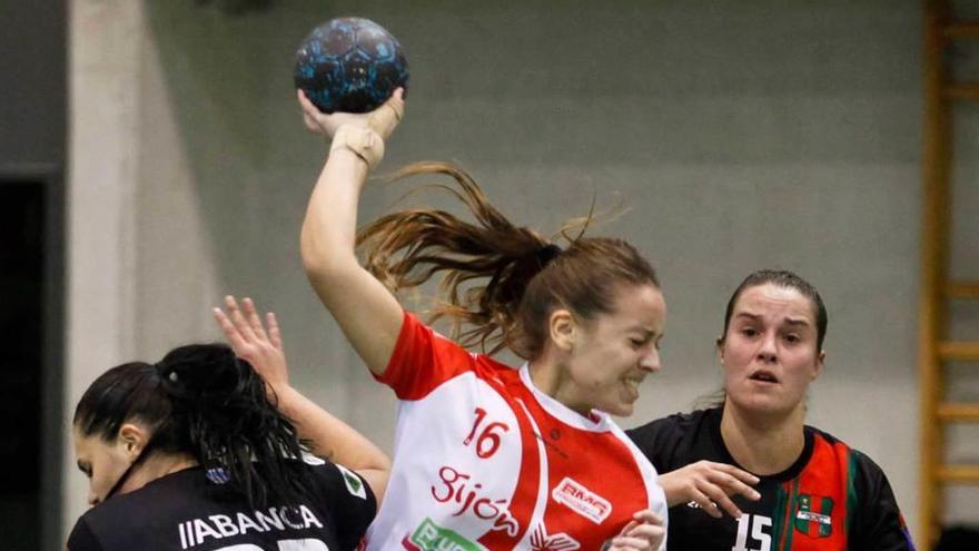 Alba González pugna con Lorena Rodríguez y Carmen Pereira.