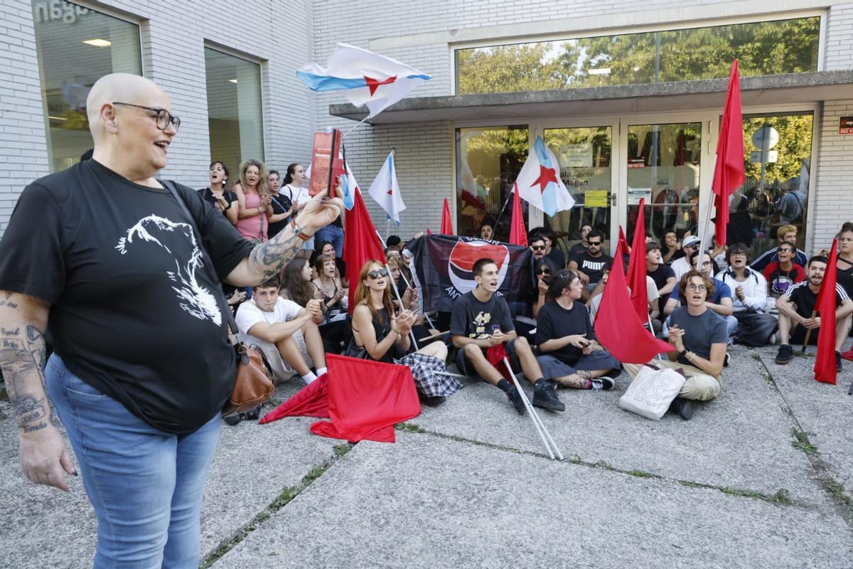 Decenas de jóvenes entran en el Centro Sociocultural de Santa Marta para impedir el acto de Vox en Santiago