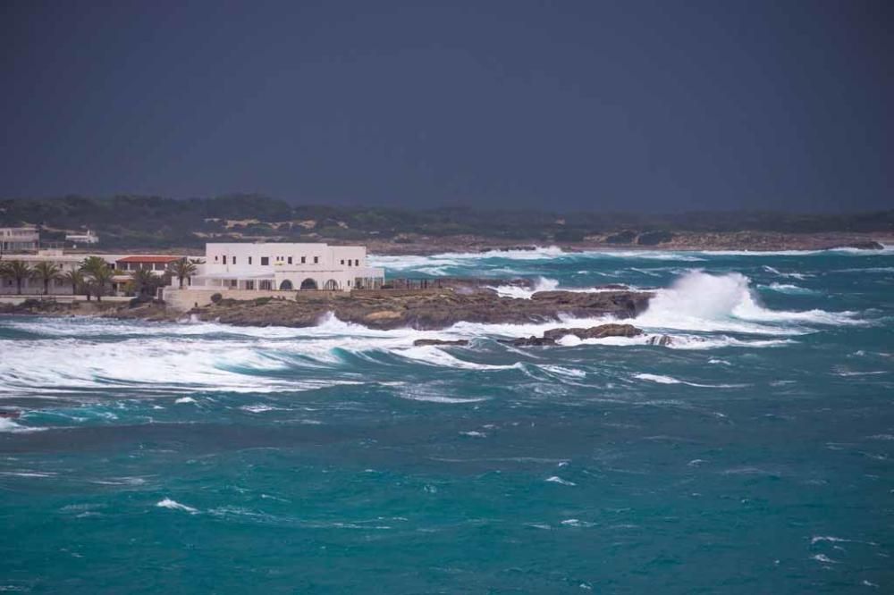 En Formenetra el viento, las olas y la lluvia han dibujado un paisaje muy especial