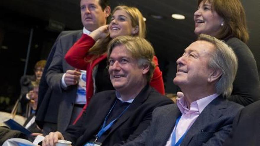 José Císcar, Eva Ortiz e Isabel Bonig, junto a otros dos miembros de la nueva ejecutiva nacional.