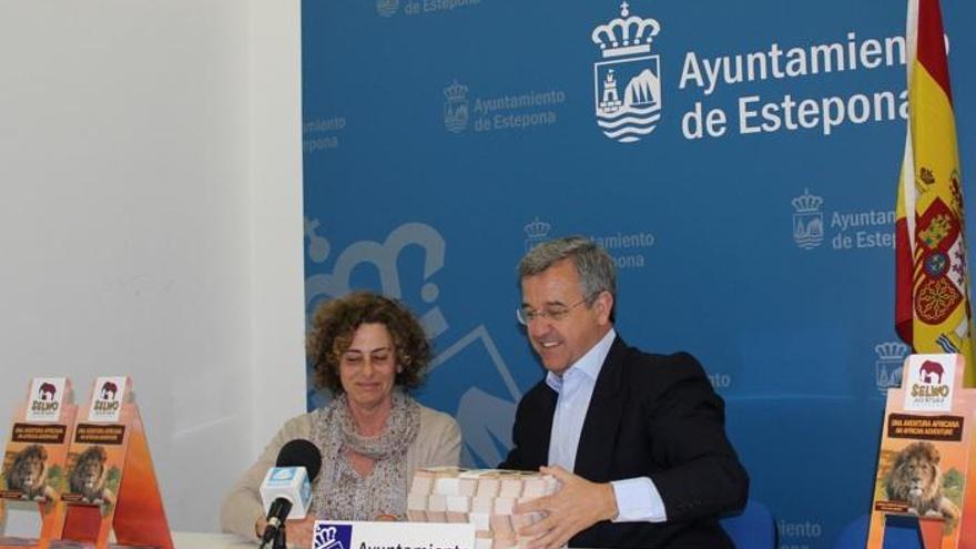 La directora de Selwo Aventura, María José Marañón, entrega las entradas al alcalde de Estepona, José María  García Urbano.