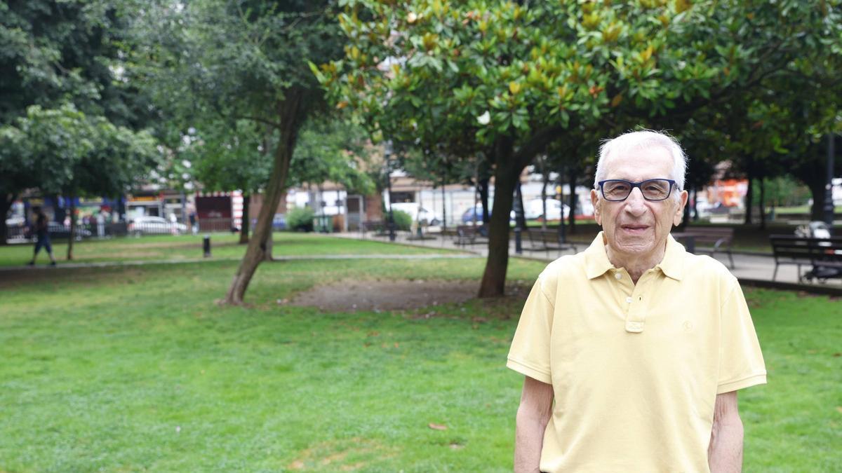 Manuel Hevia, en el parque de la Fábrica del Gas de Gijón.