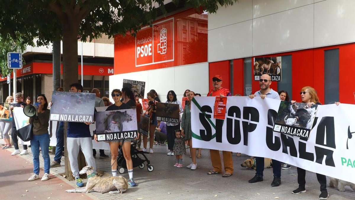 Concentración de Pacma en Córdoba, esta mañana.