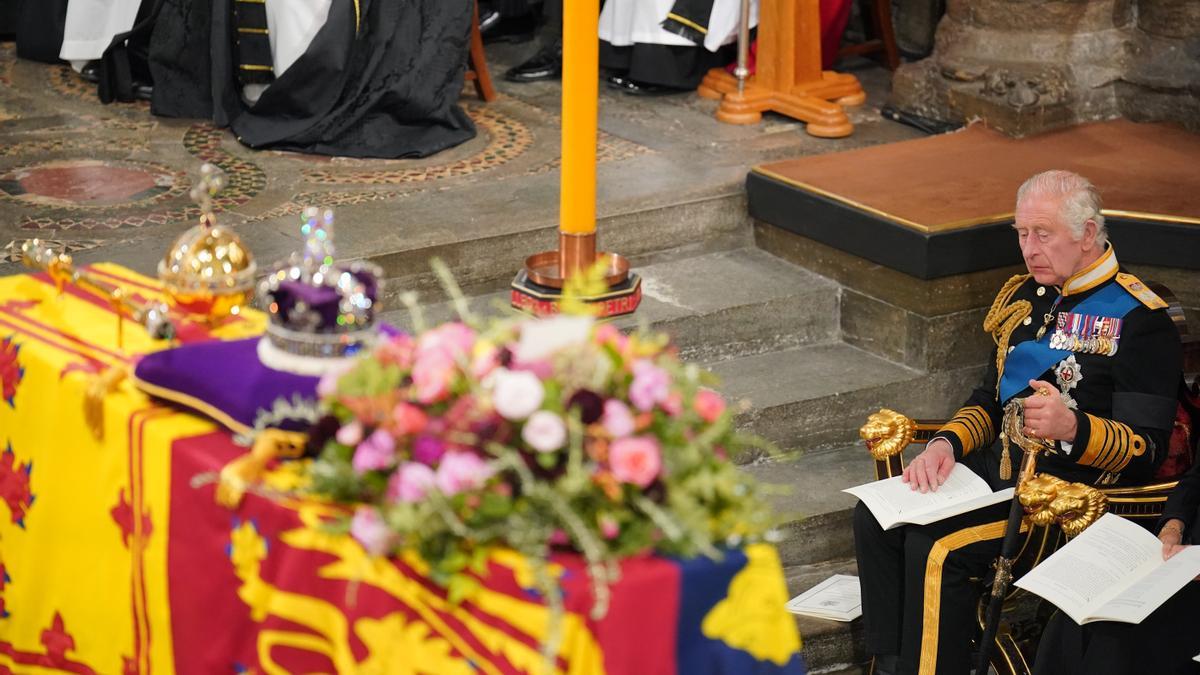 El rey Carlos III ante el féretro de su madre, Isabel II, en la abadía de Westminster