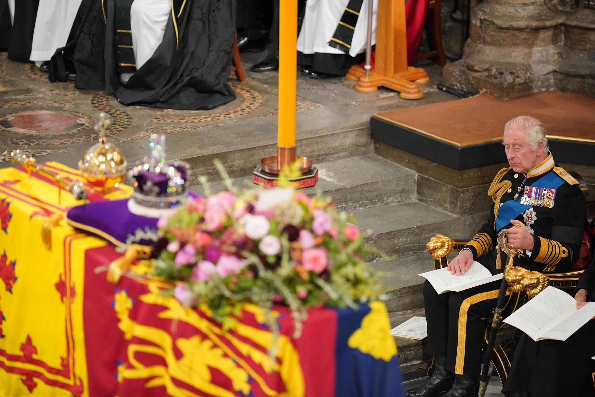 El rey Carlos III ante el féretro de su madre, Isabel II, en la abadía de Westminster