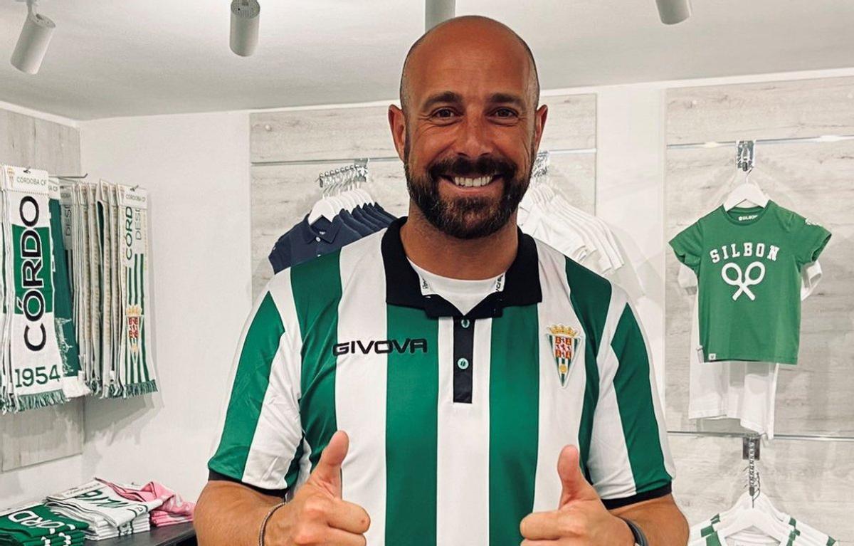 Pepe Reina, en la tienda del Córdoba CF.
