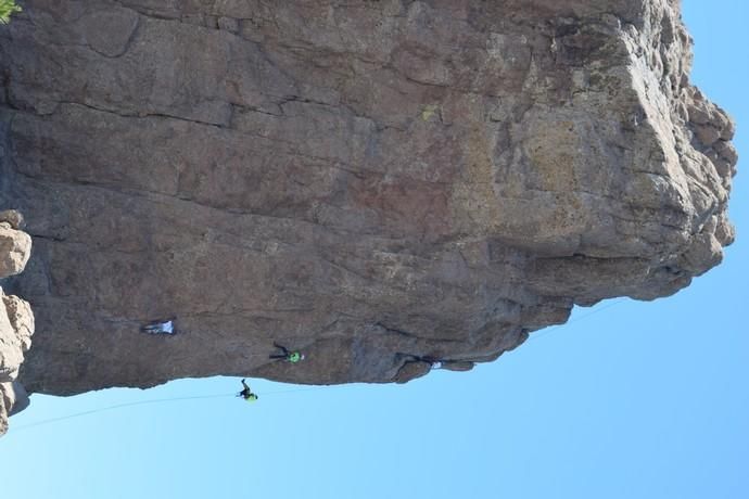 Practicantes de escalada en el Roque Nublo