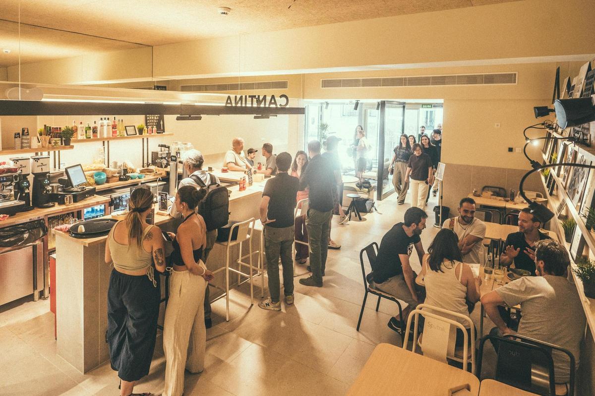 En este espacio de restauración junto a los platos más reconocibles de la marca se han incorporado opciones veggies como el wok de udon, el pak choi, y otros postres y zumos naturales