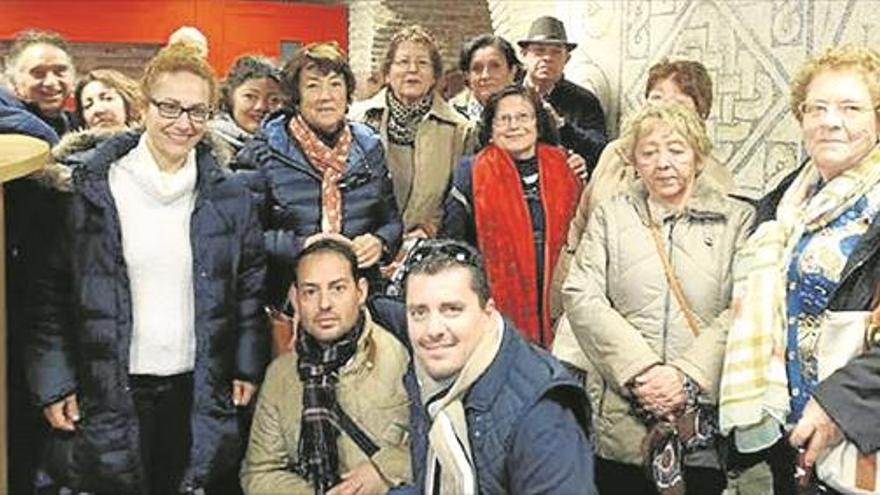 El Carpio recibe a un grupo de turistas carloteños