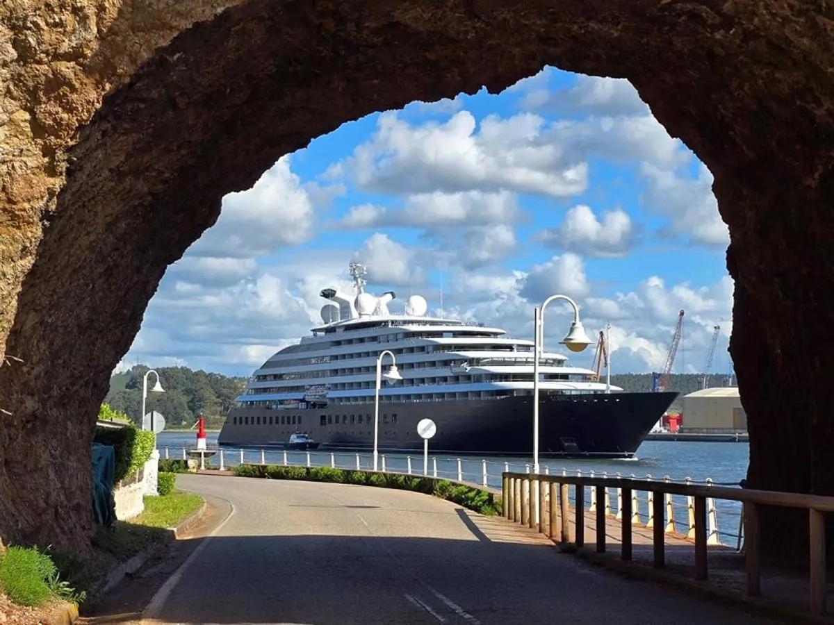 El "Scenic Eclipse" tras abandonar el muelle del Niemeyer, a la altura de Peña Caballo