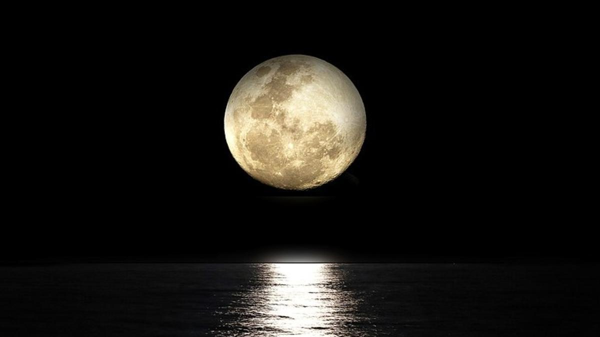 Luna llena sobre el mar.