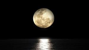 Luna llena sobre el mar.