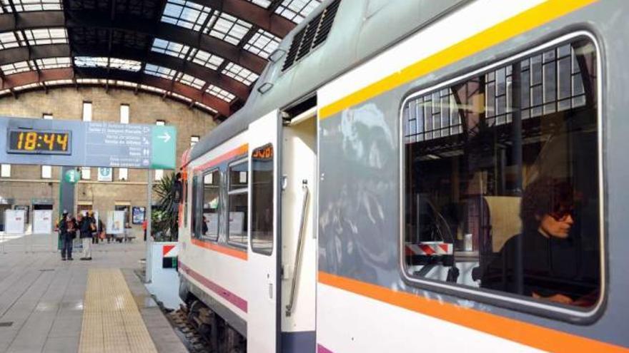 Uno de los trenes que cubre la línea A Coruña-Ferrol en la estación de San Cristóbal. / juan varela