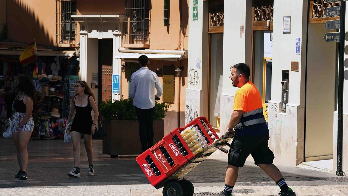 Un trabajador repartiendo mercancías para el sector hostelero en el Centro de Málaga.