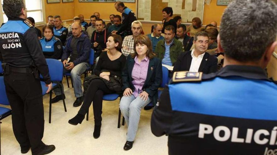 Primera clase de agentes de la futura unidad medioambiental de la Policía Local de Gijón. En primera fila, por la izquierda, Carmen Moriyón, Esther Cano y Esteban Aparicio.