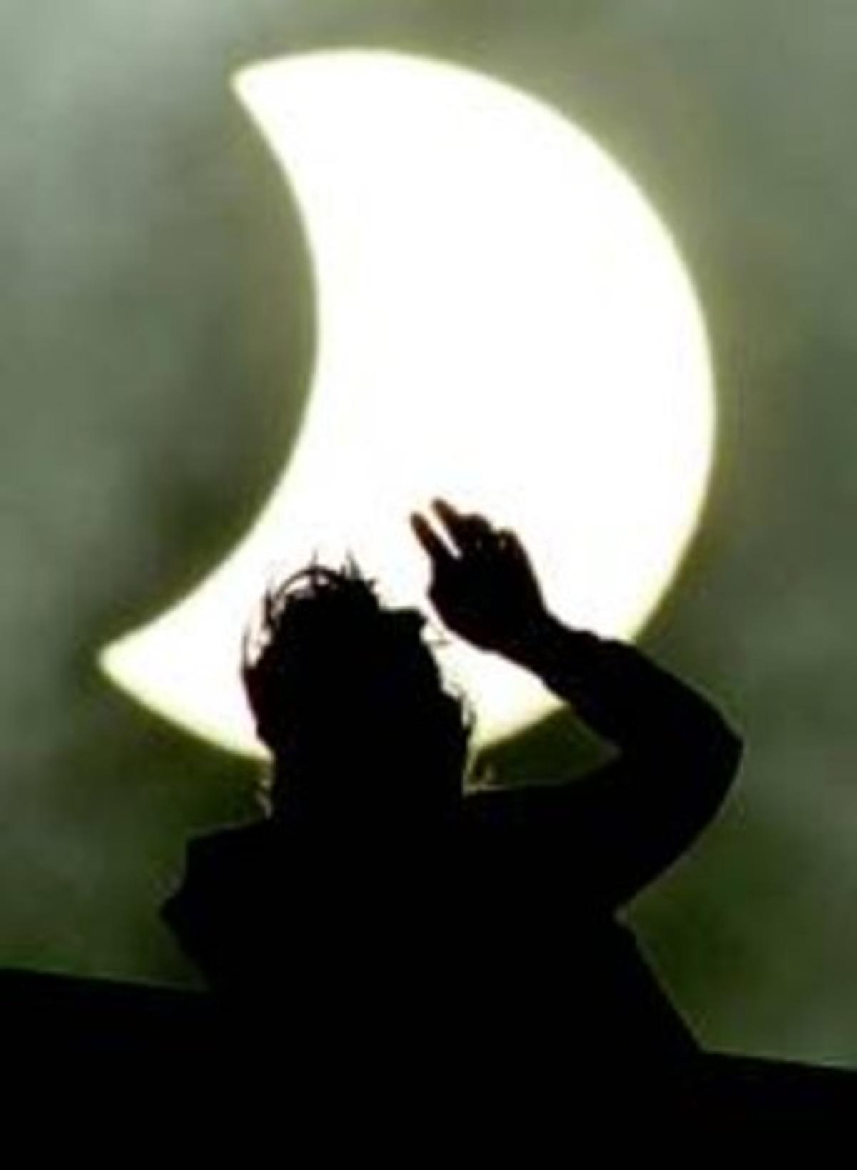 FASES. L’eclipsi va ser total en una estreta franja que va anar del nord del Canadà, va creuar l’Àrtic, Sibèria (a sota dreta), Mongòlia i va arribar fins a la Xina. Pequín va ser un dels últims llocs en què es va poder veure (a dalt dreta). A gairebé tota la resta d’Àsia, va ser parcial, com al Kazakhstan (a dalt, a l’esquerra), Sant Petersburg (al costat d’aquestes línies) i al sud de Xina (centre dreta). FASES. L’eclipsi va ser total en una estreta franja que va anar del nord del Canadà, va creuar l’Àrtic, Sibèria (a sota dreta), Mongòlia i va arribar fins a la Xina. Pequín va ser un dels últims llocs en què es va poder veure (a dalt dreta). A gairebé tota la resta d’Àsia, va ser parcial, com al Kazakhstan (a dalt, a l’esquerra), Sant Petersburg (al costat d’aquestes línies) i al sud de Xina (centre dreta).