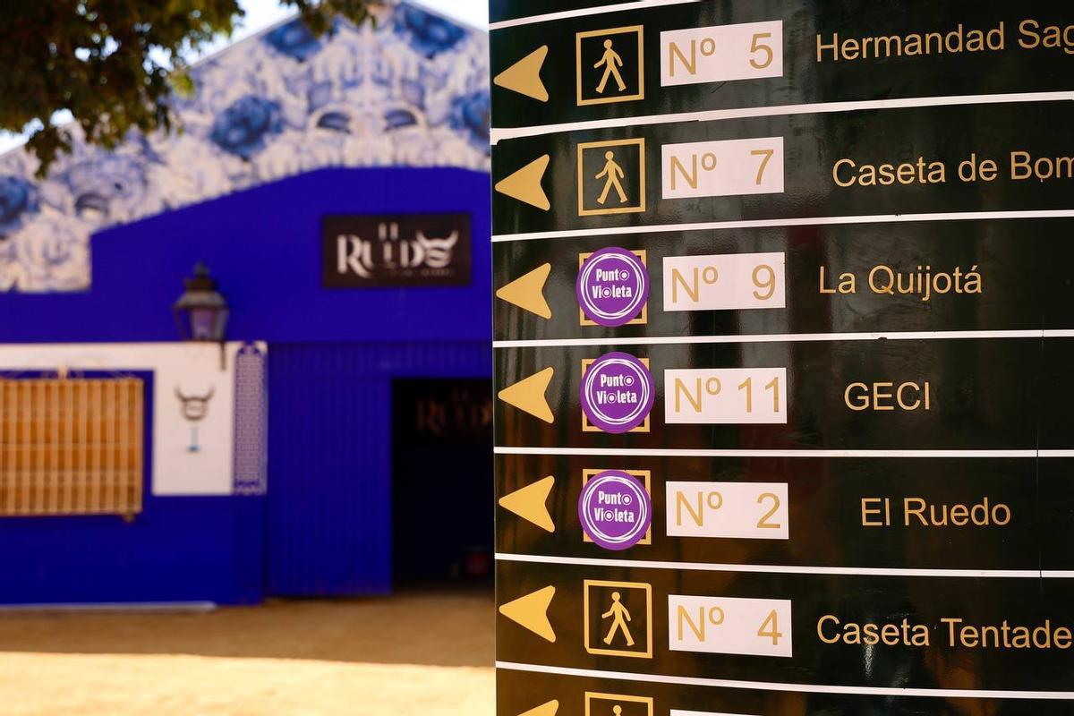 Puntos violetas indicados en los carteles informativos de El Arenal.