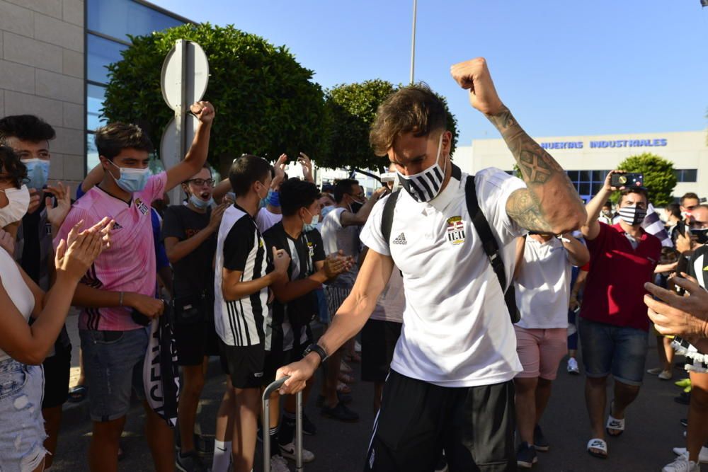 Llegada de los jugadores del FC Cartagena a la ciudad portuaria