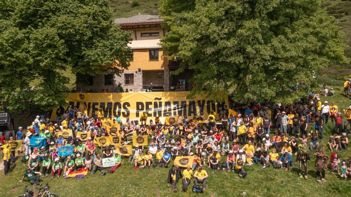 Asistentes a la marcha reivindicativa a favor de Peñamayor el pasado mayo.