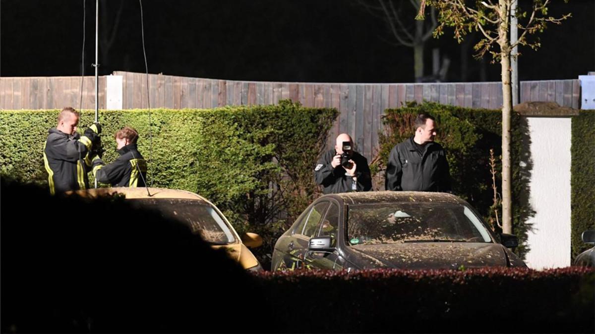 La policía, investigando en el lugar donde ocurrió el ataque al Dortmund