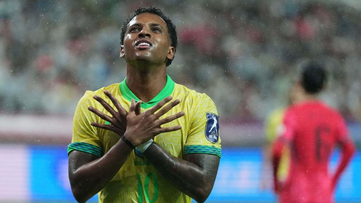 Rodrygo celebra uno de los dos goles que marcó contra Corea del Sur