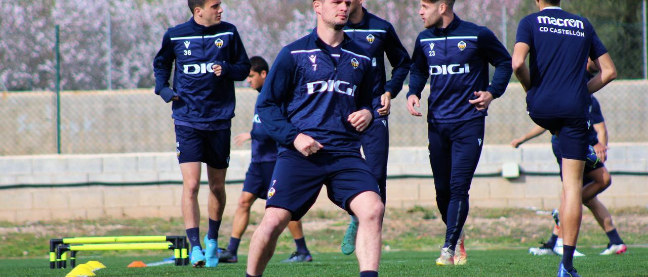 El polivalente Cristian Galas tiene todas las papeletas de jugar como lateral izquierdo.