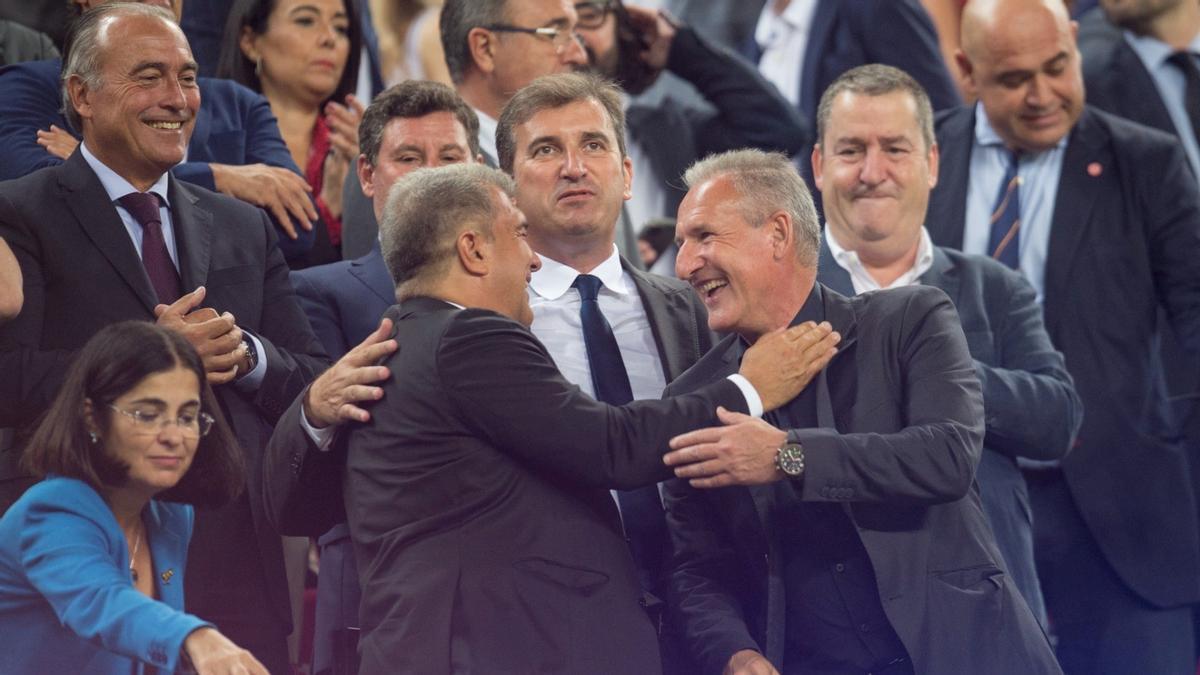 Joan Laporta y Txiki Begiristain se saludan ante Ferran Soriano, CEO del City, en el palco del Camp Nou.