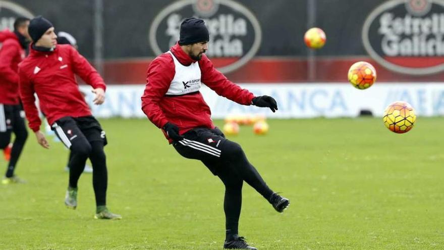 Nolito, durante un entrenamiento de esta semana en A Madroa. // Marta G.Brea