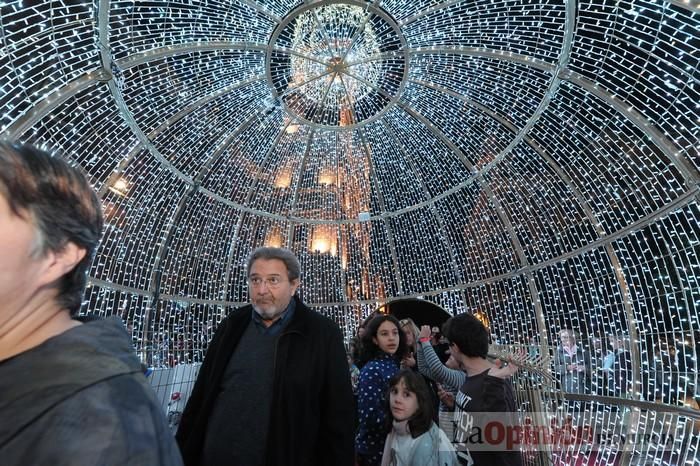 Estrellas y bolas ya brillan en las calles de Murcia