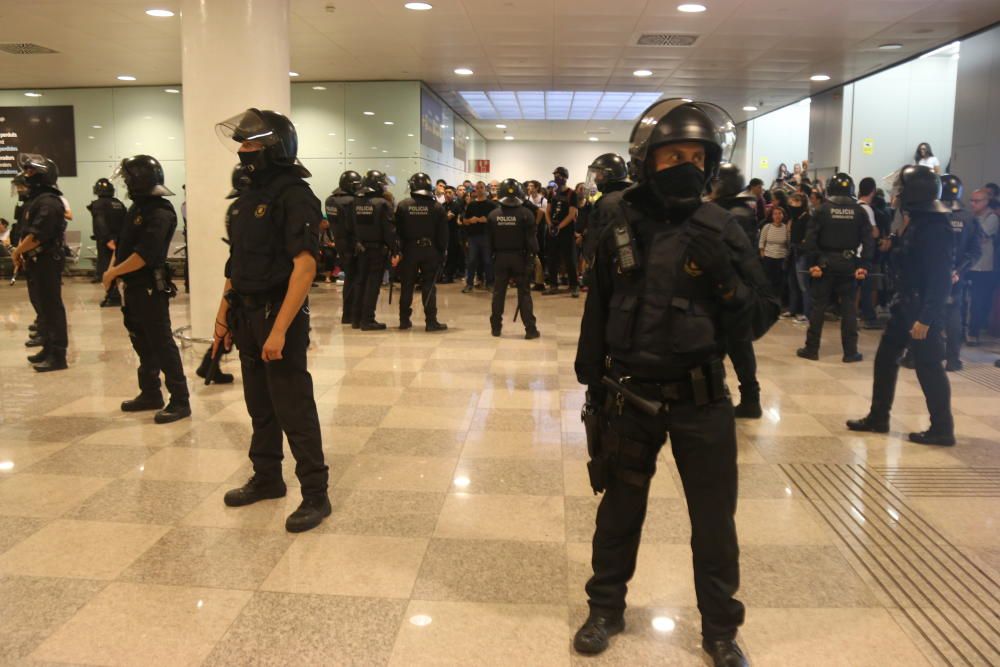 manifestants convocats per Tsunami Democràtic davant dels policies, que eviten que accedeixin al vestíbul de la T1 de l'Aeroport del Prat